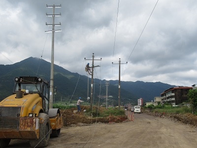 國網(wǎng)龍巖永定區(qū)供電公司線桿遷改 護航學子“求學路”