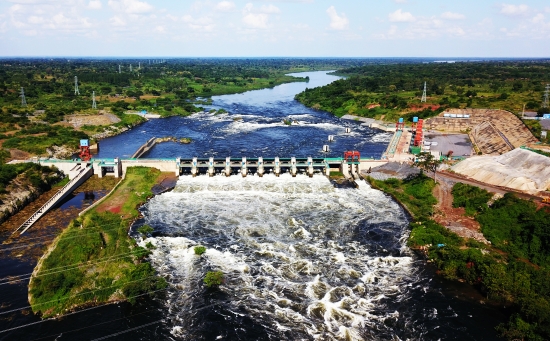 中國電建設(shè)計(jì)承建的烏干達(dá)最大水電站首臺(tái)機(jī)組并網(wǎng)發(fā)電