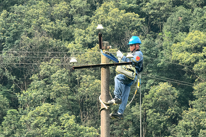 廣西恭城供電部門戰(zhàn)高溫除隱患 保群眾清涼度夏