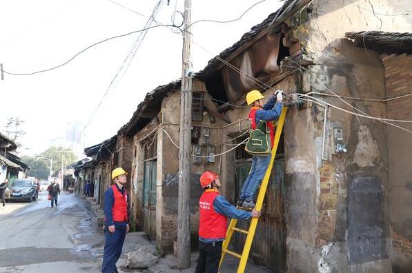 冷水灘供電公司為棚戶區(qū)居民安全用電“保駕護(hù)航”